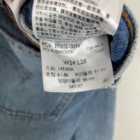 Levi's Woman's Sz 24 501 Light Wash Distressed Premium Denim‎ Jeans Button Fly - Picture 8 of 14